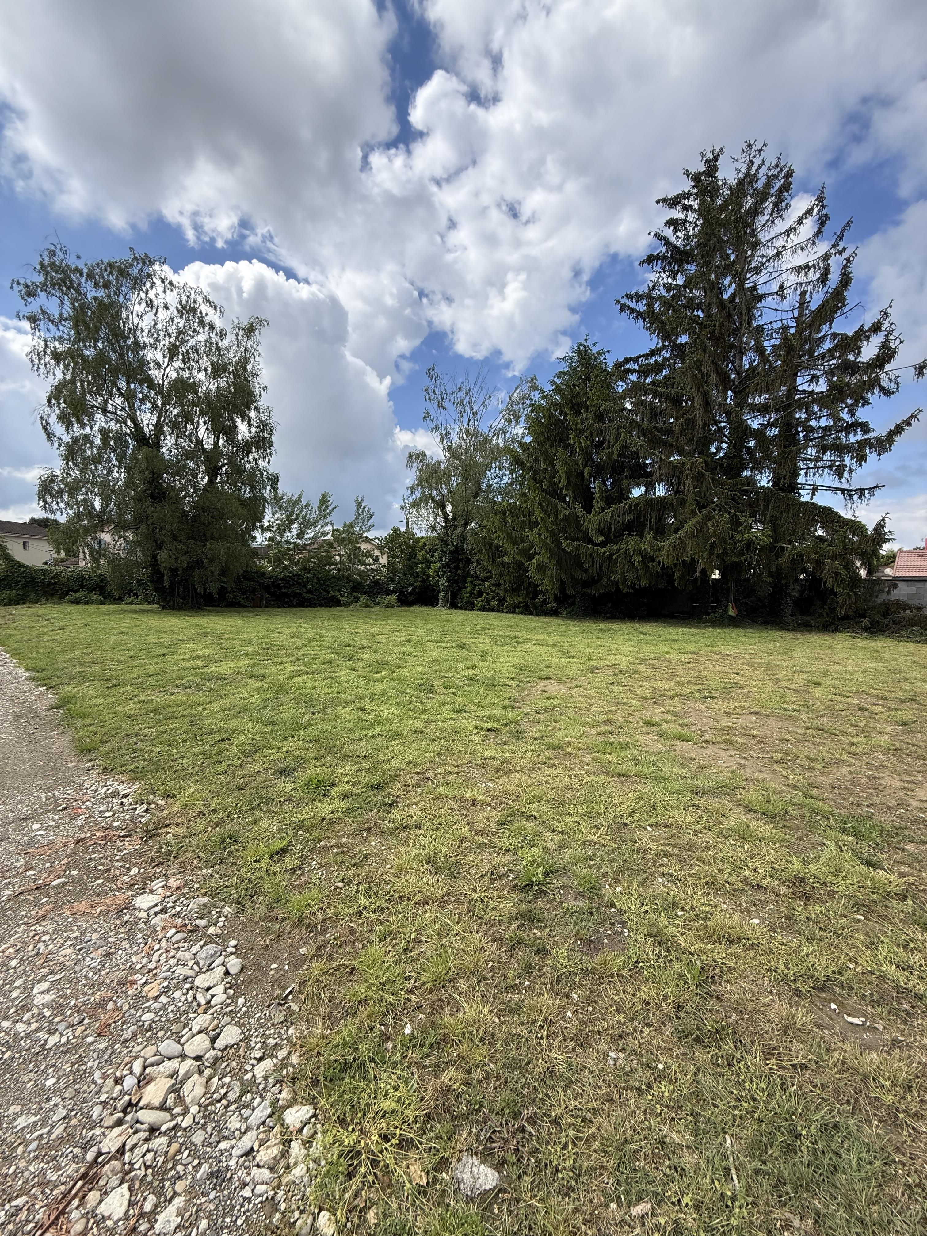 Terrain constructible à L&rsquo;Isle-d&rsquo;Abeau (#5177111)
