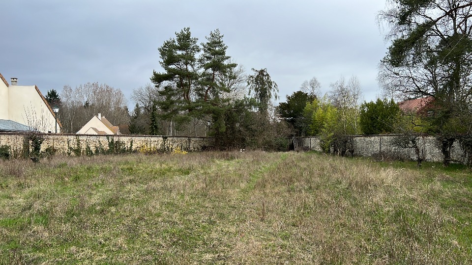 Très beau terrain à batir disponible à Mareil-le-Guyon (78490)