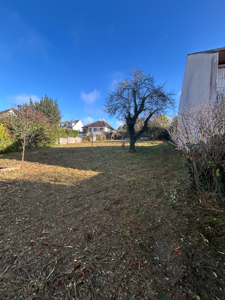 Très beau terrain à construire viabilisé disponible à Saintry-sur-Seine (91250)