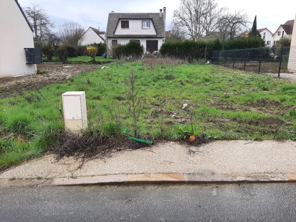 Joli terrain à construire viabilisé de 304m2 à Vert-le-Grand