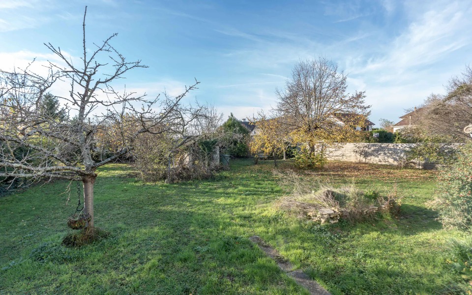 Charmant terrain à construire viabilisé de 376m2 disponible à Chennevières-sur-Marne (94430)