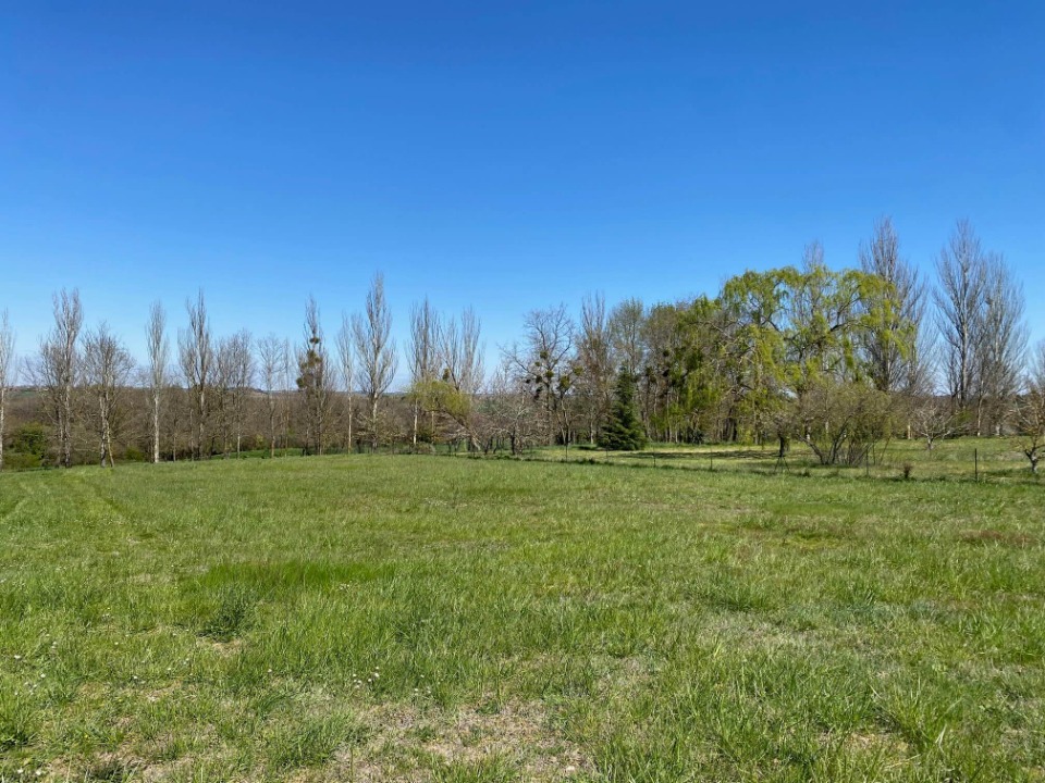 Charmant terrain de 641m2 en vente à Saint-Hilarion