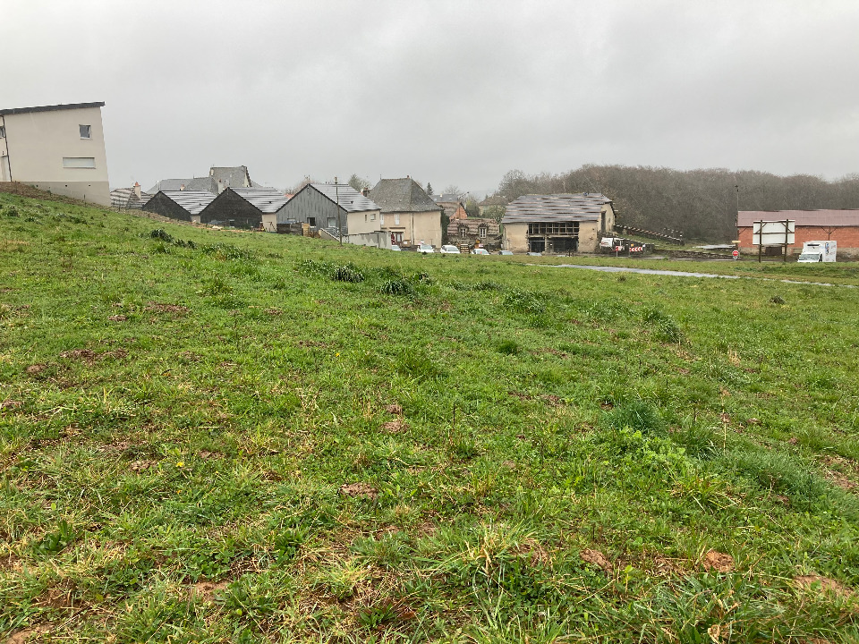 Terrain à bâtir à Lafeuillade-en-Vézie (15130)
