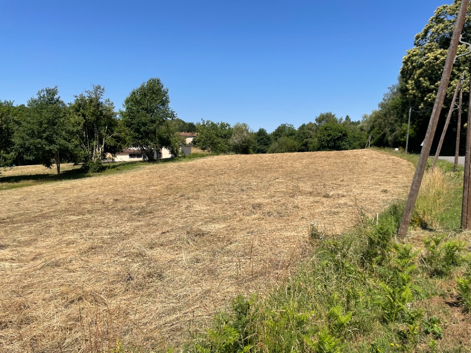 Terrain à bâtir à Saint-Jouvent (87510)