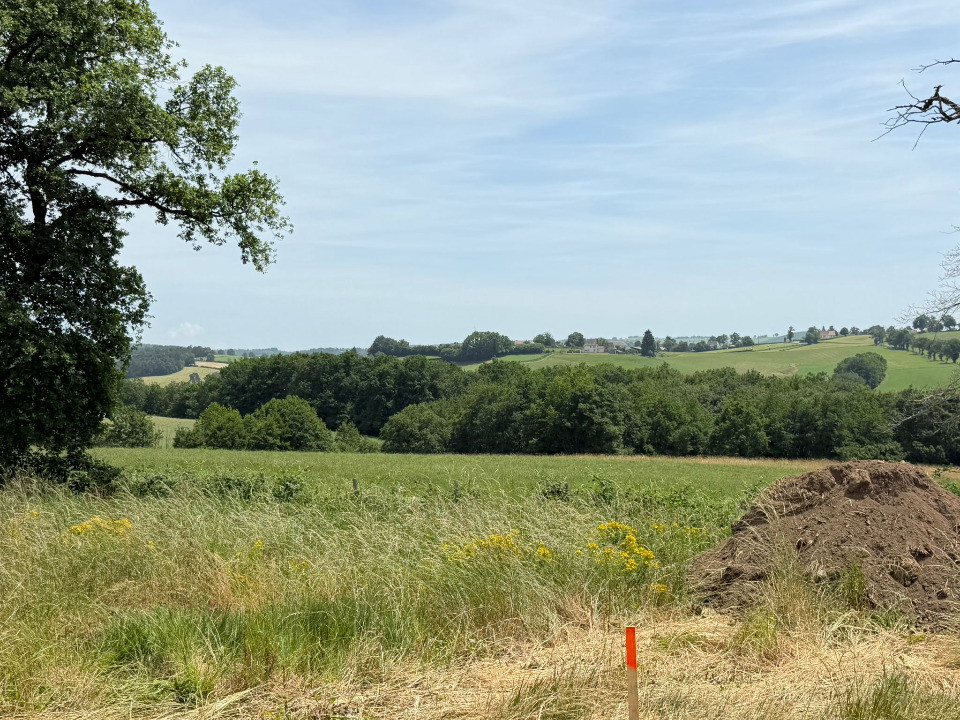 Terrain à bâtir à Roannes-Saint-Mary (15220)