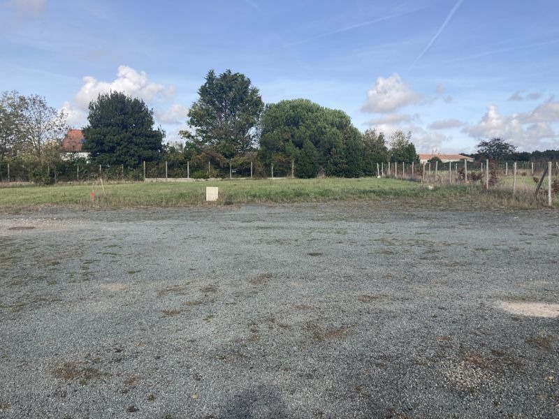 Terrain à bâtir à Lairoux (85400)