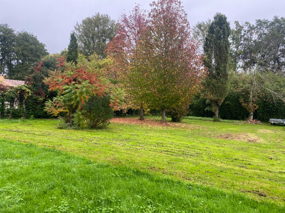 Très beau terrain constructible viabilisé de 620m2 à Margaux