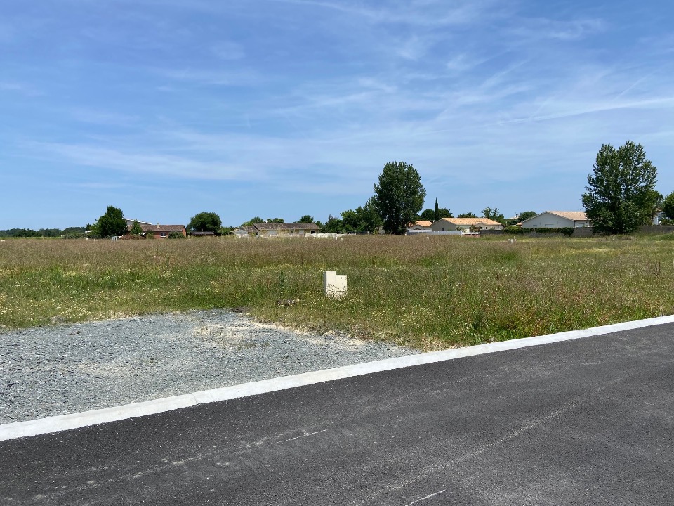 Offre de terrain constructible de 479m2 disponible à Créon