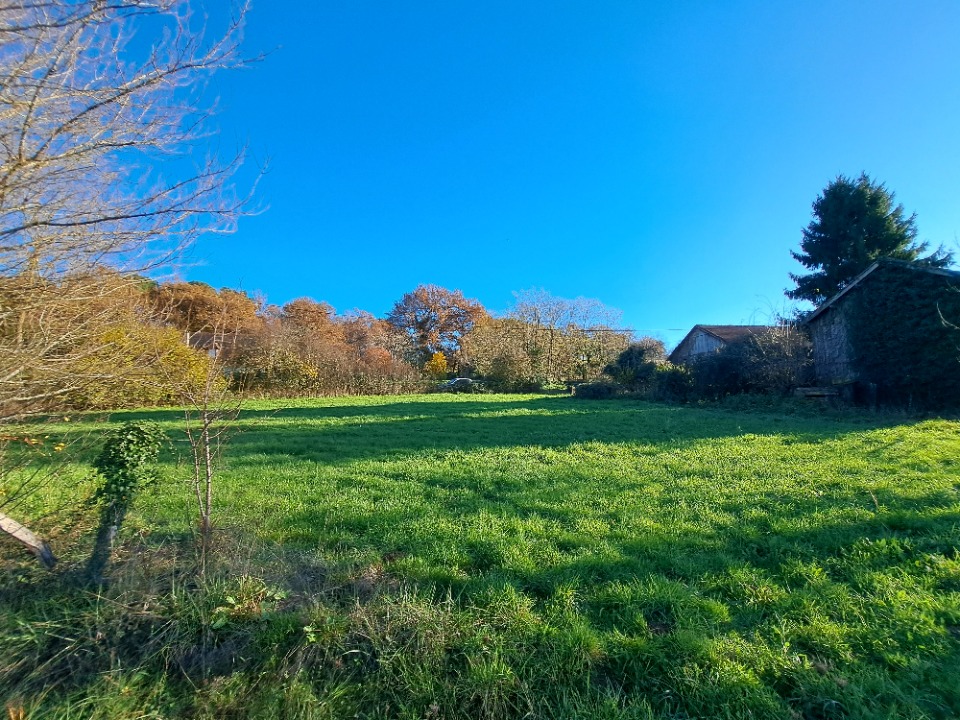 Agréable terrain à batir viabilisé de 1200m2 à Saint-Avit-Saint-Nazaire