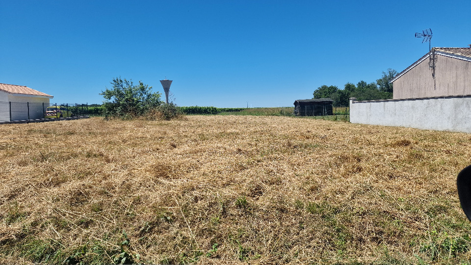 Joli terrain de 1050m2 disponible à Reignac (33860)