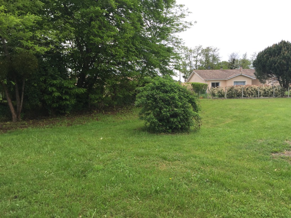 Magnifique terrain à vendre viabilisé disponible à Castres-Gironde