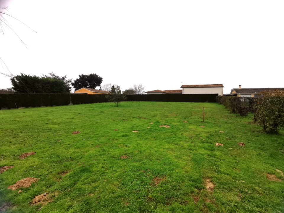Superbe terrain constructible de 900m2 disponible à Auros (33124)