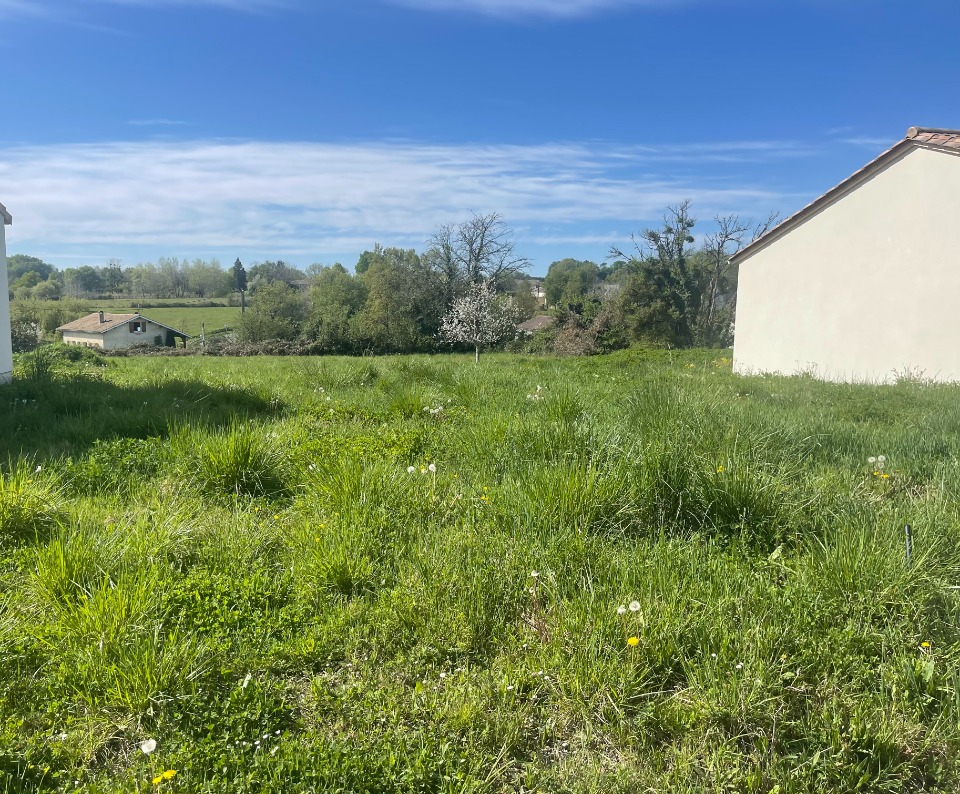 terrain constructible viabilisé à Soulignac