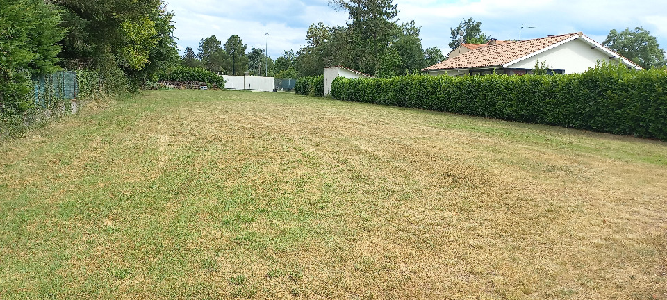 Très beau terrain constructible viabilisé de 1368m2 à Ménesplet