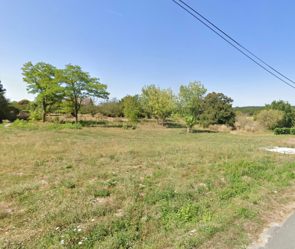 Superbe terrain constructible viabilisé de 987m2 disponible à Ribagnac