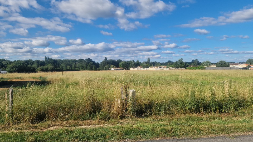 Acheter un terrain à construire viabilisé de 980m2 disponible à Blaye