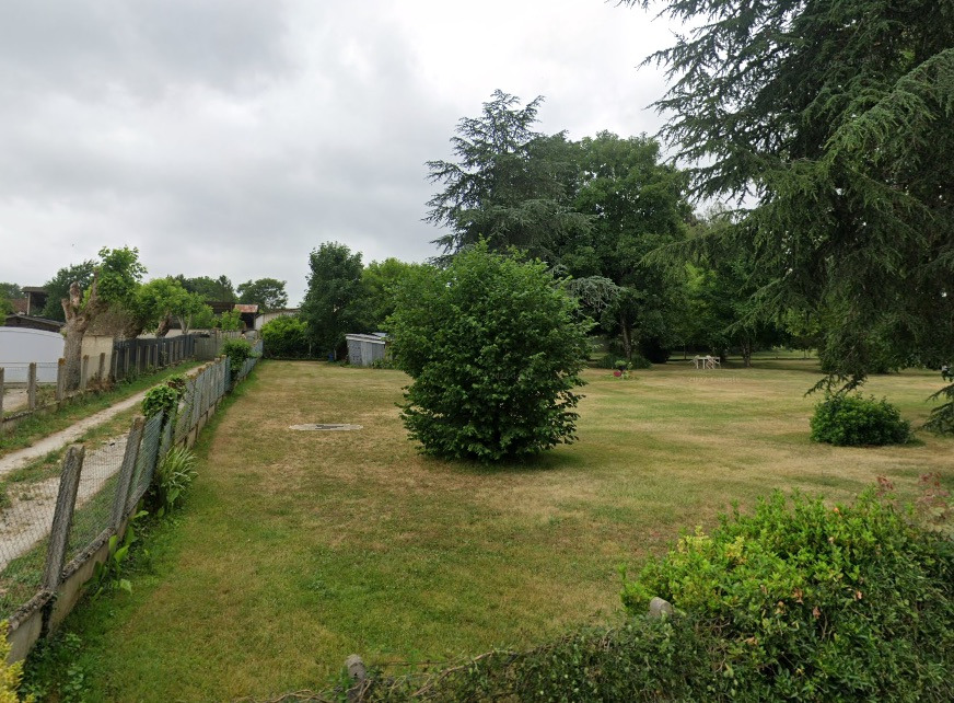 Beau terrain constructible viabilisé disponible à Pisany (17600)