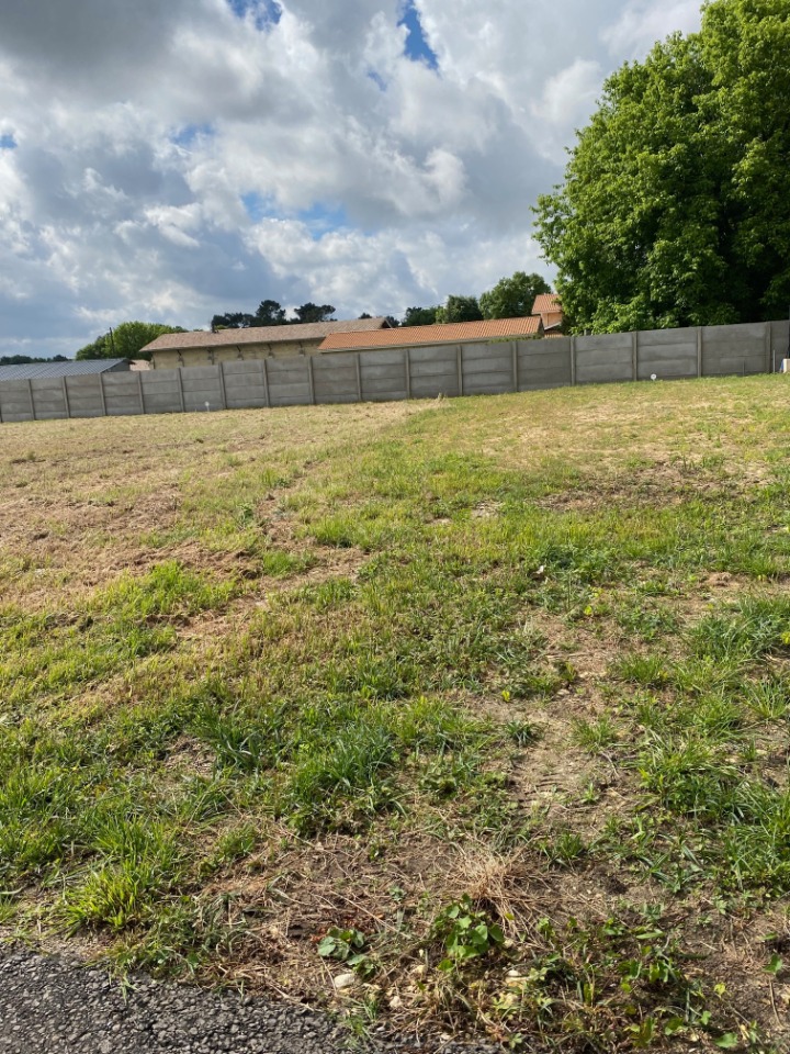 Agréable terrain à vendre viabilisé de 950m2 disponible à Saint-Aubin-de-Médoc (33160)