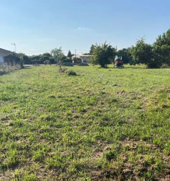 terrain constructible de 990m2 en vente à Sillas