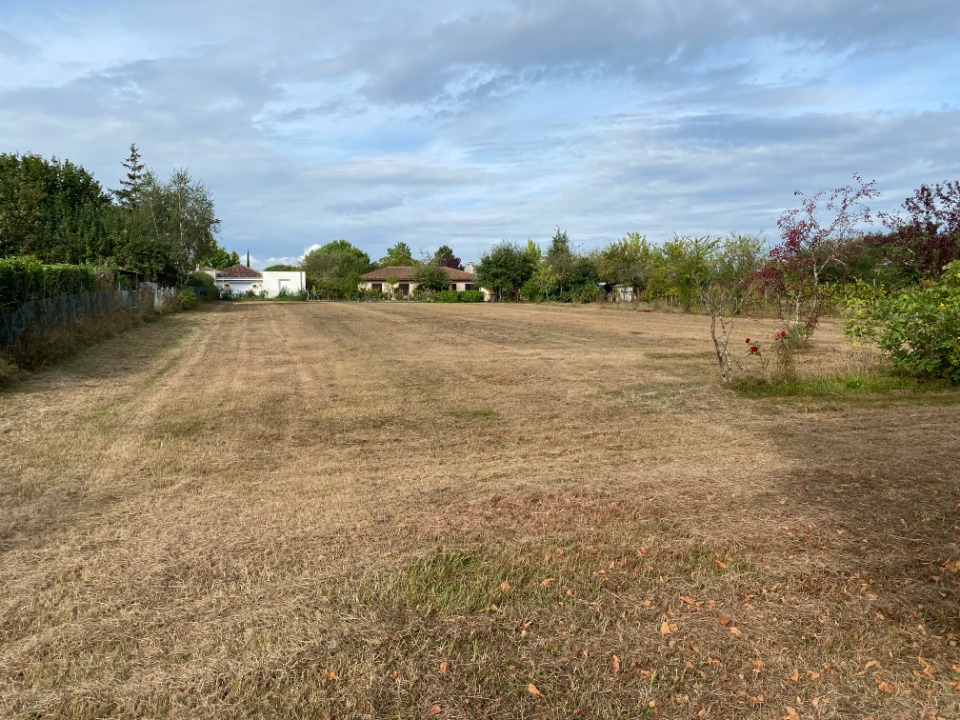 Beau terrain viabilisé en vente à Saint-Caprais-de-Bordeaux