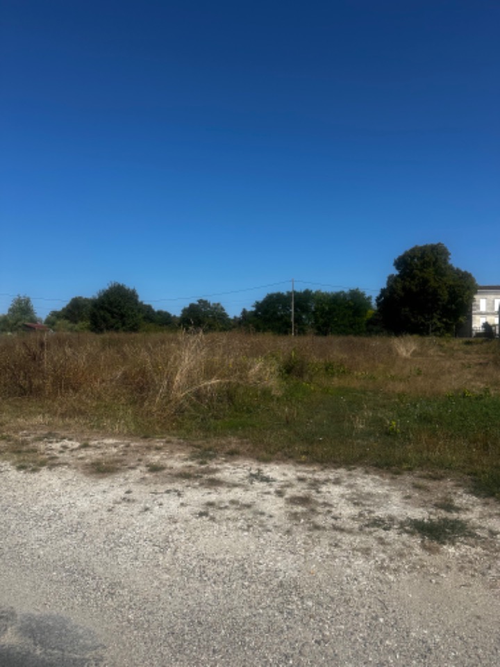 terrain viabilisé de 800m2 disponible à Saint-Médard-de-Guizières (33230)