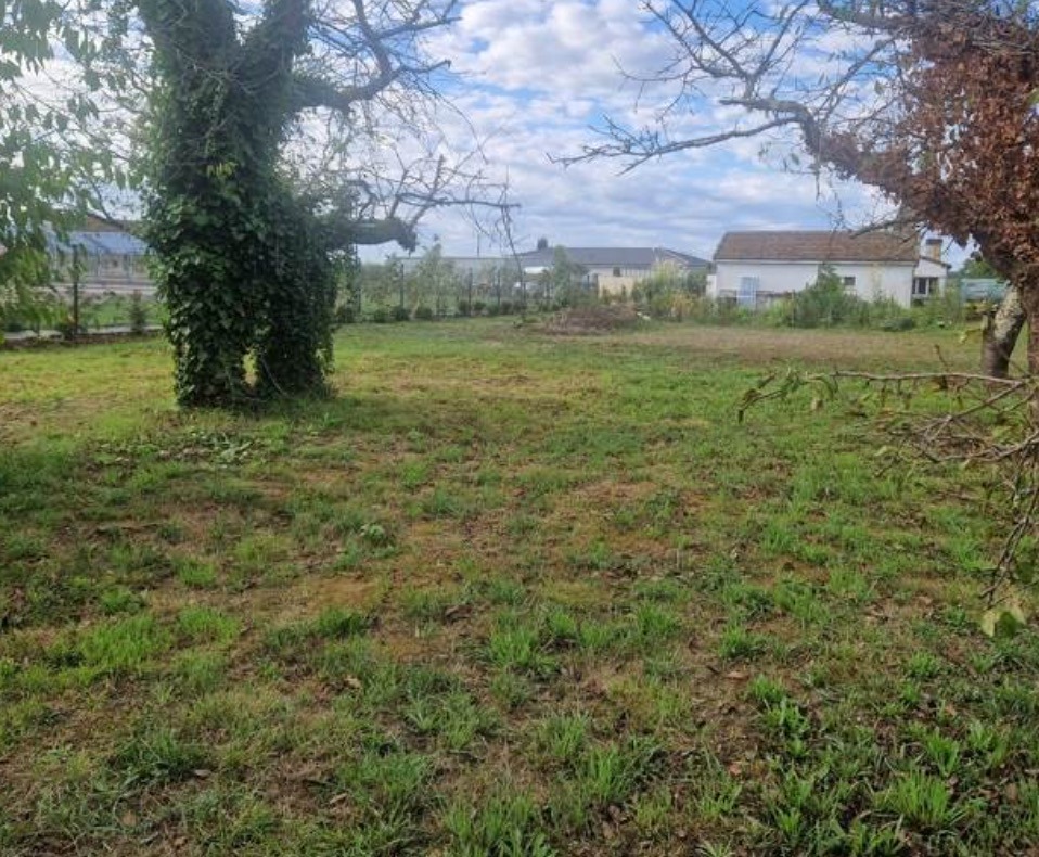 Beau terrain à batir viabilisé de 667m2 disponible à Gaujac (47200)