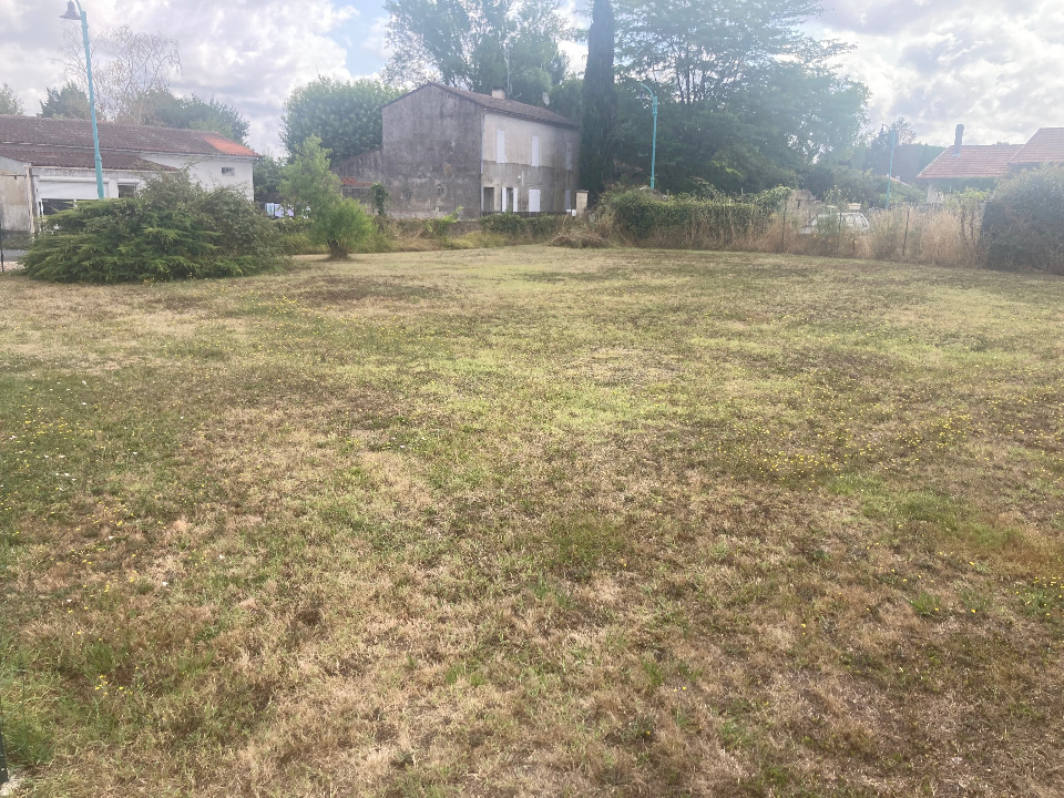 terrain à vendre de 600m2 à Saint-Seurin-sur-l'Isle