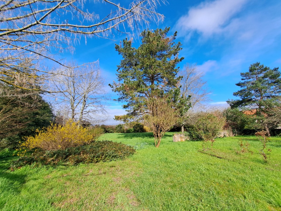 Parcelle de terrain constructible de 1400m2 à Castillon-la-Bataille (33350)