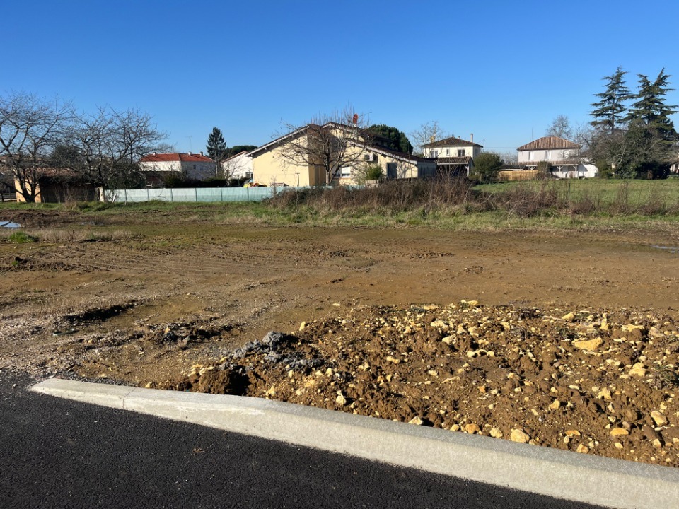Très beau terrain constructible viabilisé de 560m2 disponible à Marmande (47200)