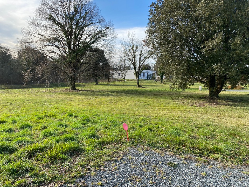 Ravissant terrain à batir de 780m2 à Saint-Vaize (17100)