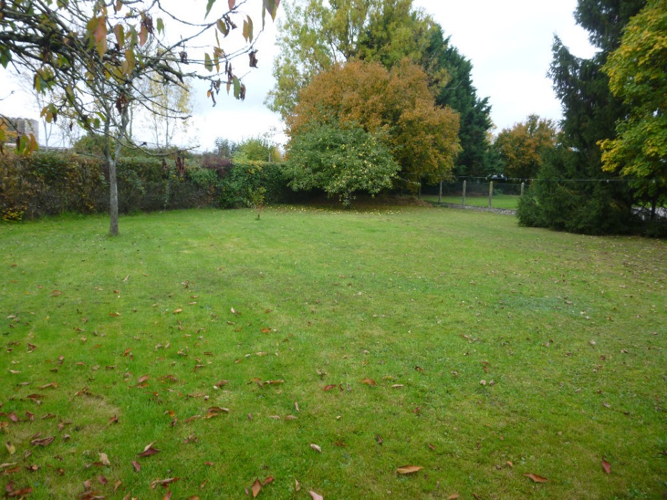 terrain viabilisé de 700m2 disponible à Saint-Médard-de-Guizières