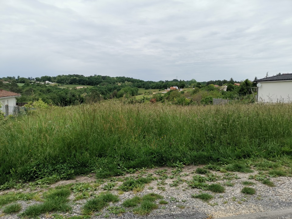 Joli terrain à vendre viabilisé de 670m2 en vente à Champcevinel