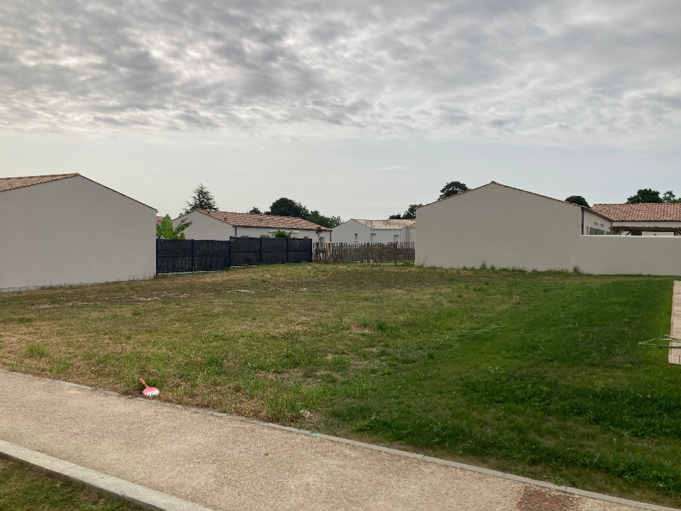 terrain à batir de 431m2 disponible à Saintes (17100)