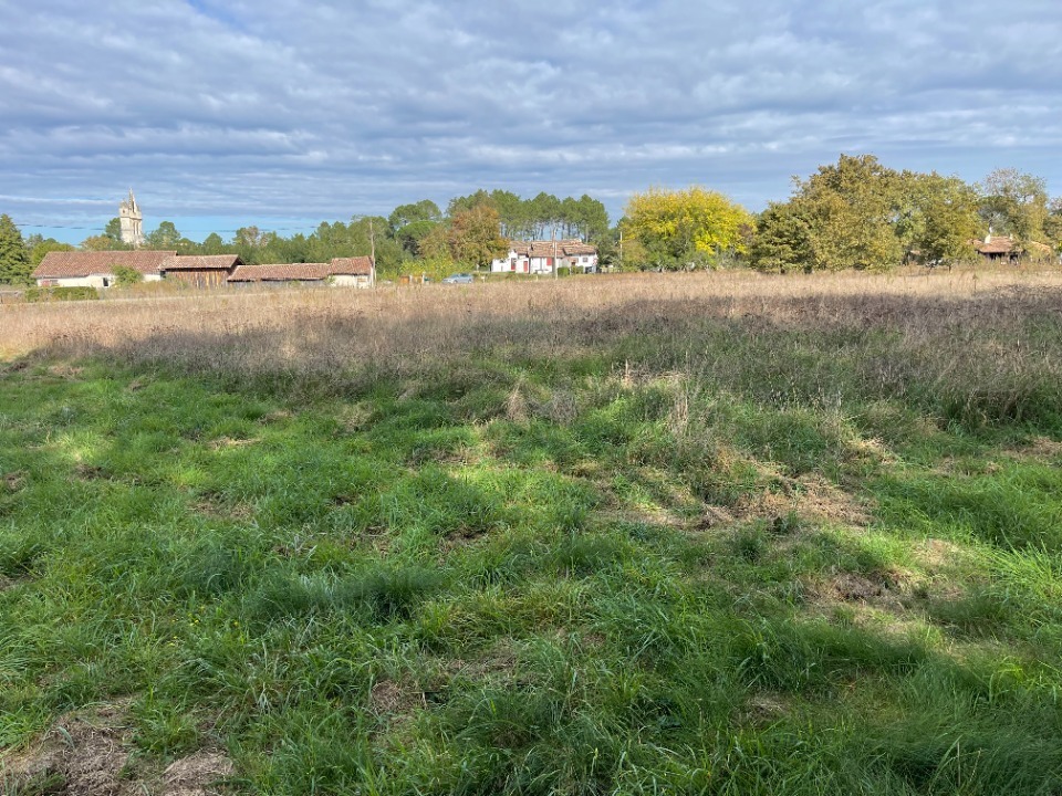 Agréable terrain viabilisé de 917m2 disponible à Bazas