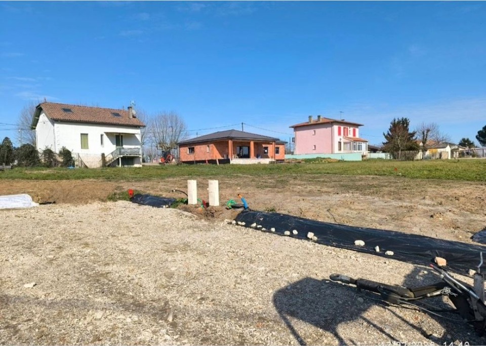 Superbe terrain à construire viabilisé de 800m2 disponible à Sainte-Livrade-sur-Lot (47110)