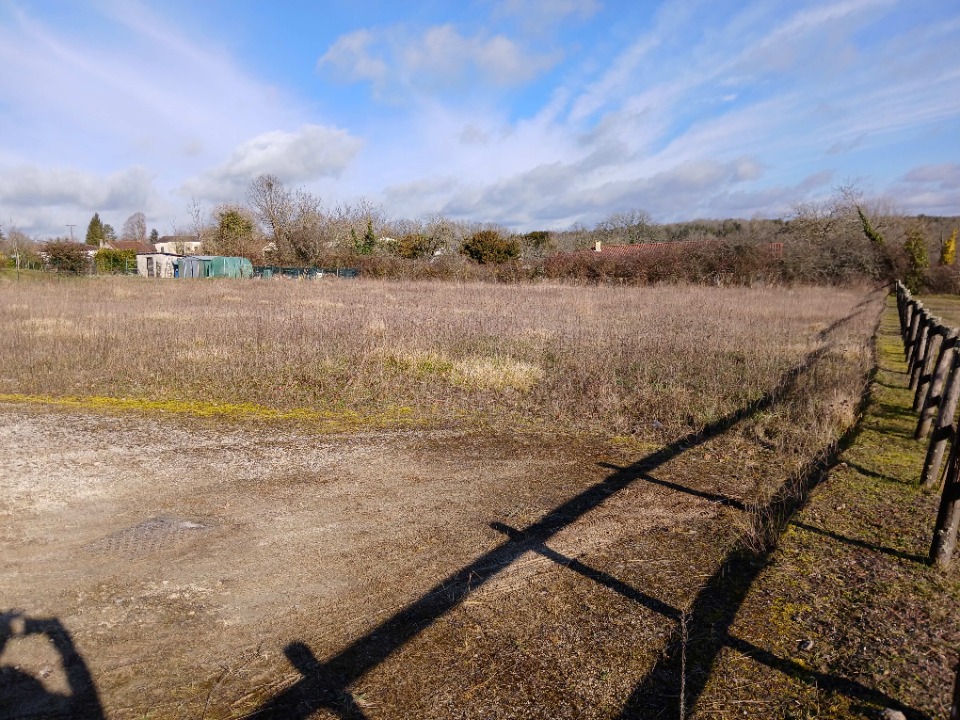 Joli terrain à batir viabilisé de 1685m2 disponible à La Tour-Blanche