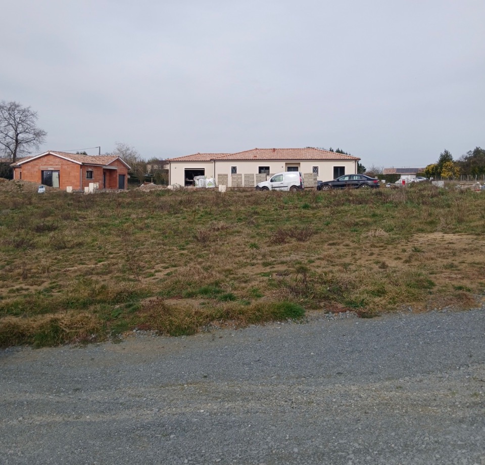 terrain à batir viabilisé de 764m2 en vente à Loupes