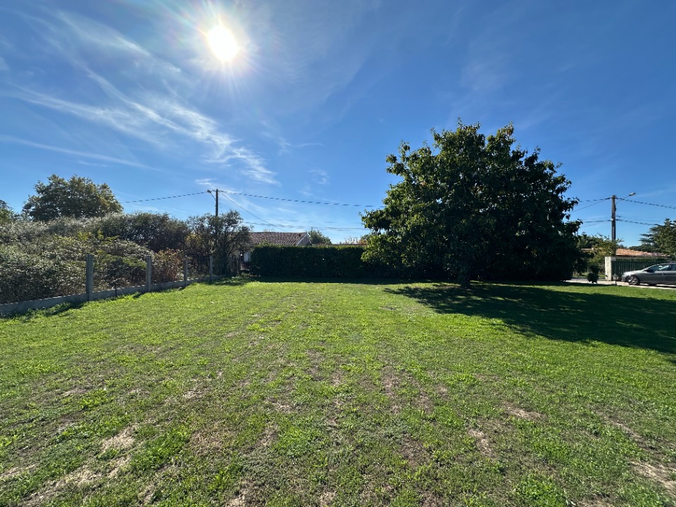Agréable terrain à vendre de 420m2 disponible à La Brède
