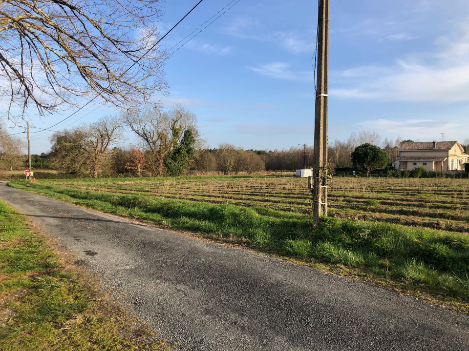 Parcelle de terrain constructible de 984m2 disponible à Saint-Savin