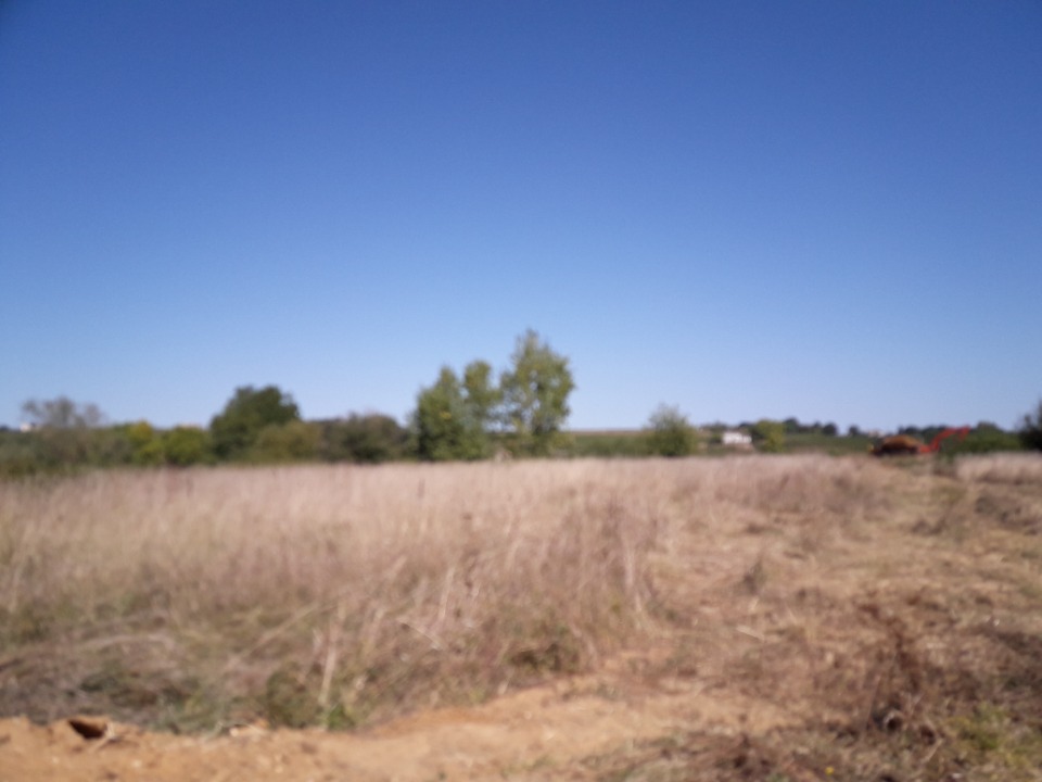 Beau terrain constructible viabilisé de 700m2 en vente à Bourg