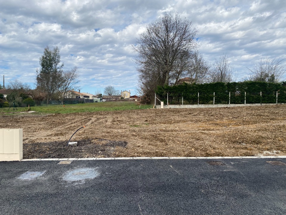 terrain à vendre viabilisé de 700m2 disponible à Landiras (33720)