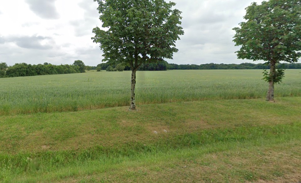 terrain constructible viabilisé disponible à Pisany