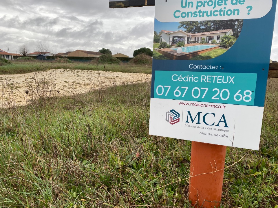 Très beau terrain constructible de 617m2 disponible à Corme-Royal