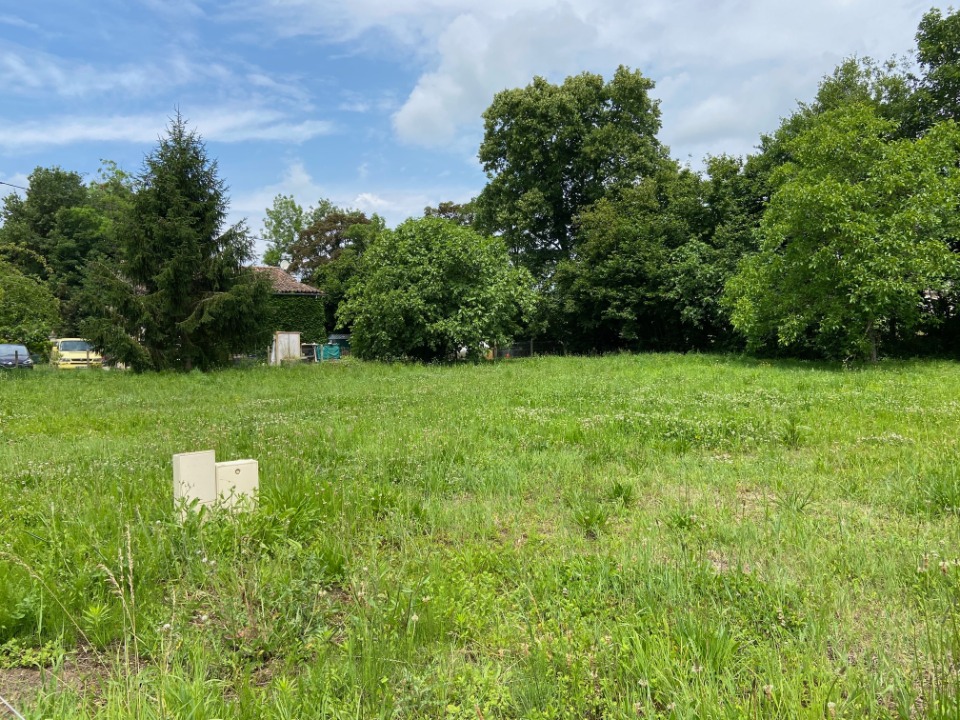 Beau terrain à batir viabilisé de 1107m2 en vente à Léognan
