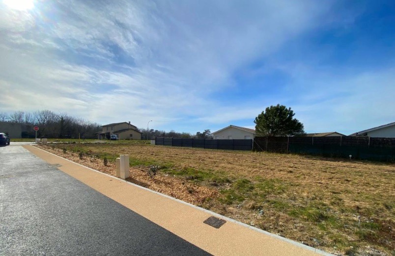 Ravissant terrain constructible de 580m2 à Madirac