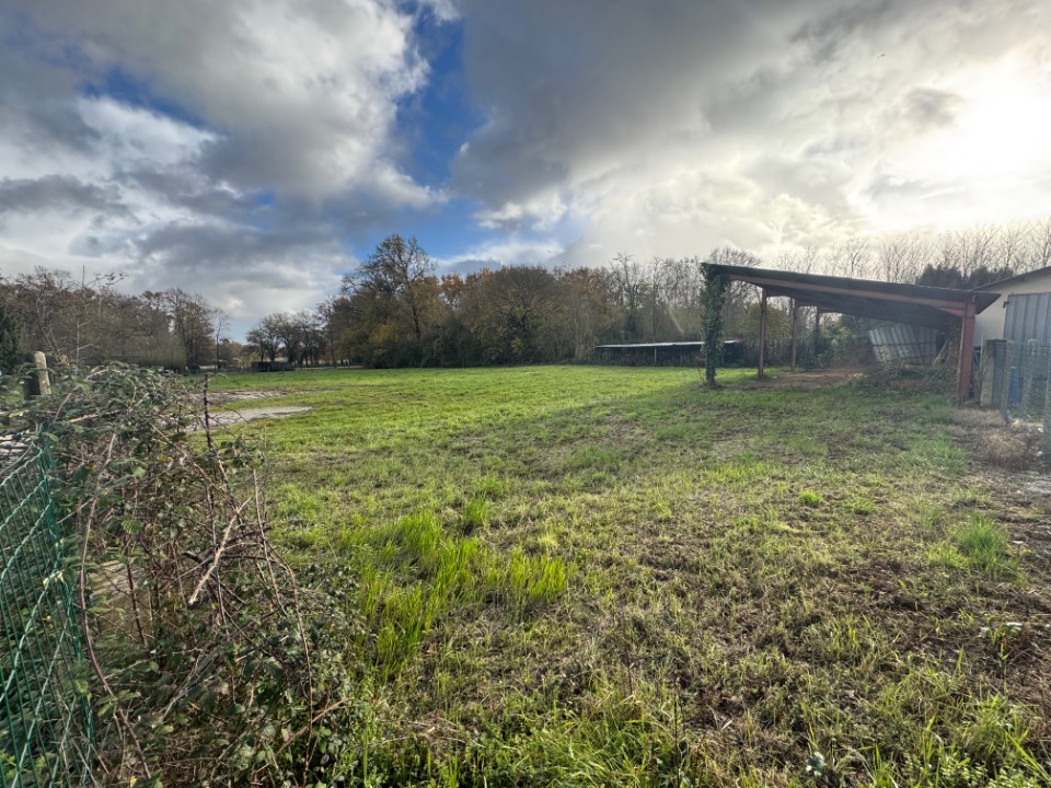 terrain viabilisé de 912m2 en vente à Blaignan