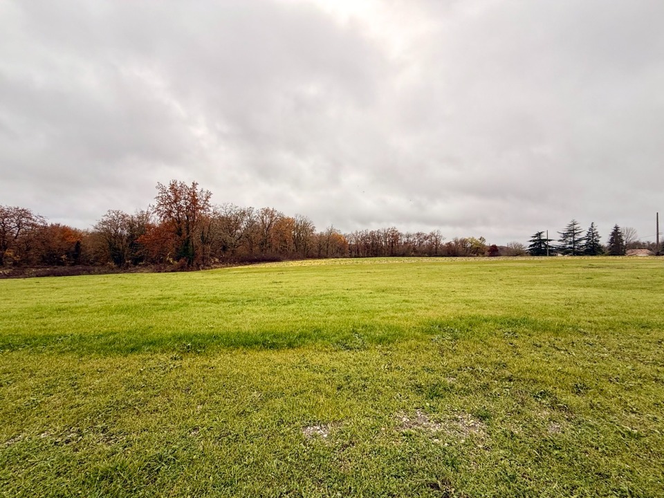 terrain constructible viabilisé de 900m2 disponible à Ribagnac