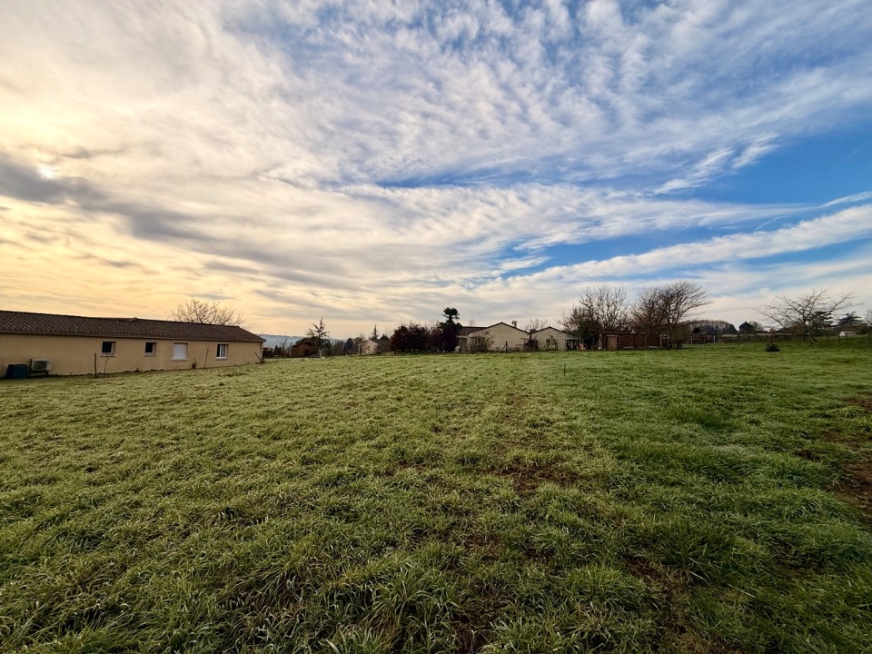 terrain à construire de 1000m2 disponible à Douzillac