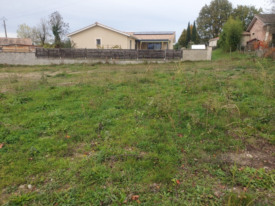 terrain à vendre viabilisé de 600m2 disponible à La Lande-de-Fronsac (33240)