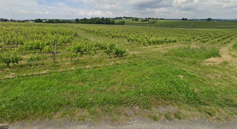 terrain constructible viabilisé à Bourg